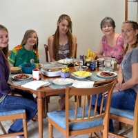 04 Braids at the table